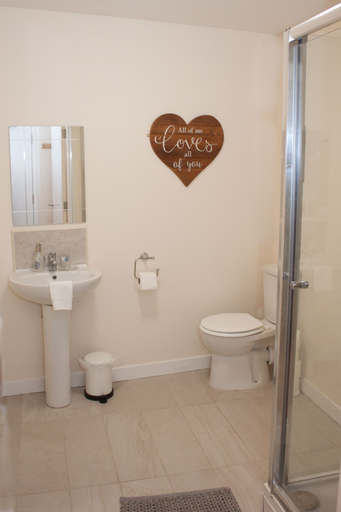Bathroom 3, 1 Bedroom Apartment in Bradford, Bradford