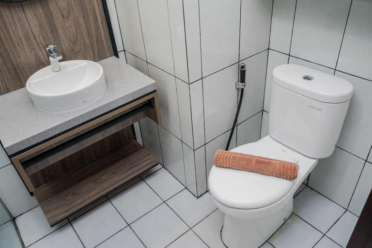 Bathroom 4, Premium Relaxing Studio Casa de Parco Apartment, Tangerang