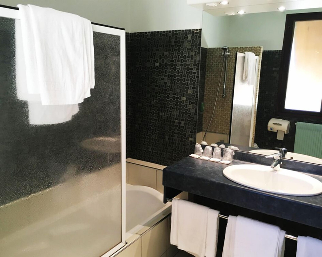 Bathroom 4, HOTEL Les Peyrières, Aveyron