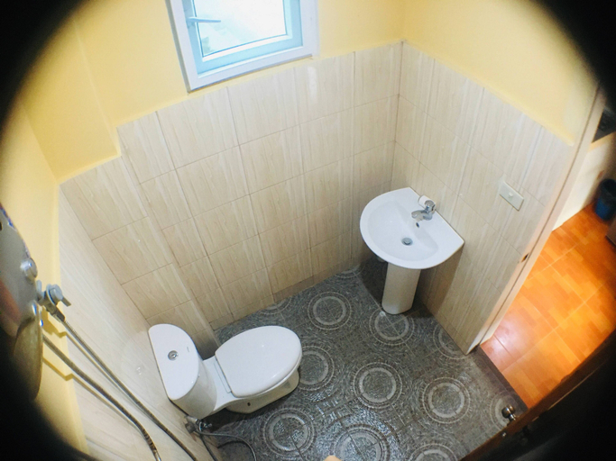 Bathroom 4, Eme's Apartelle, General Luna
