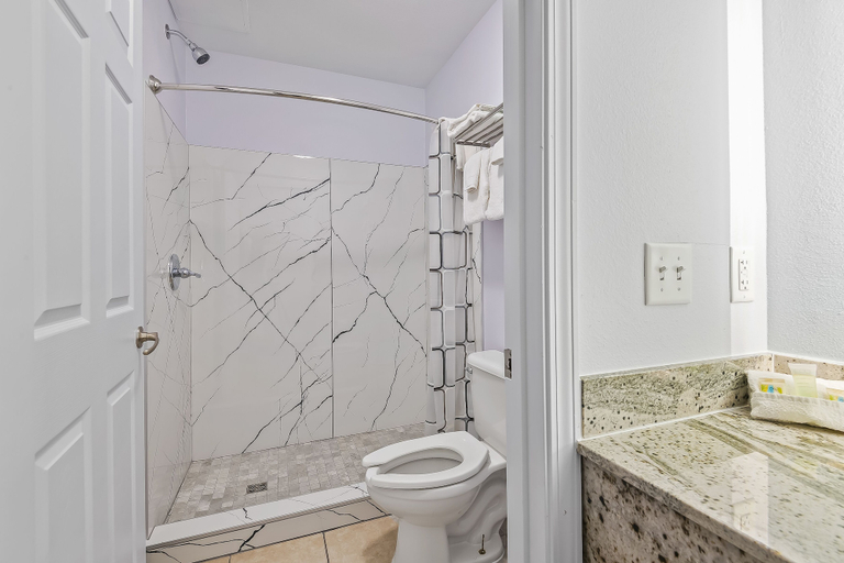 Bathroom 4, Franklin Inn, Franklin