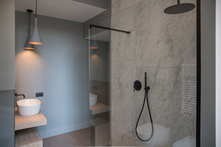Bathroom 5, Domus Alberico, Rome