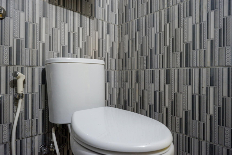 Bathroom 3, RedDoorz @ Jalan Gatot Subroto Semarang, Semarang