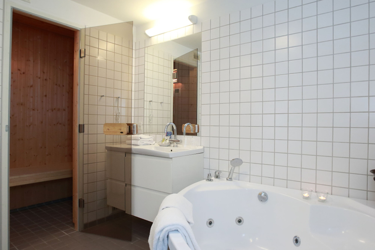 Bathroom 3, Benniksgaard Hotel, Sønderborg