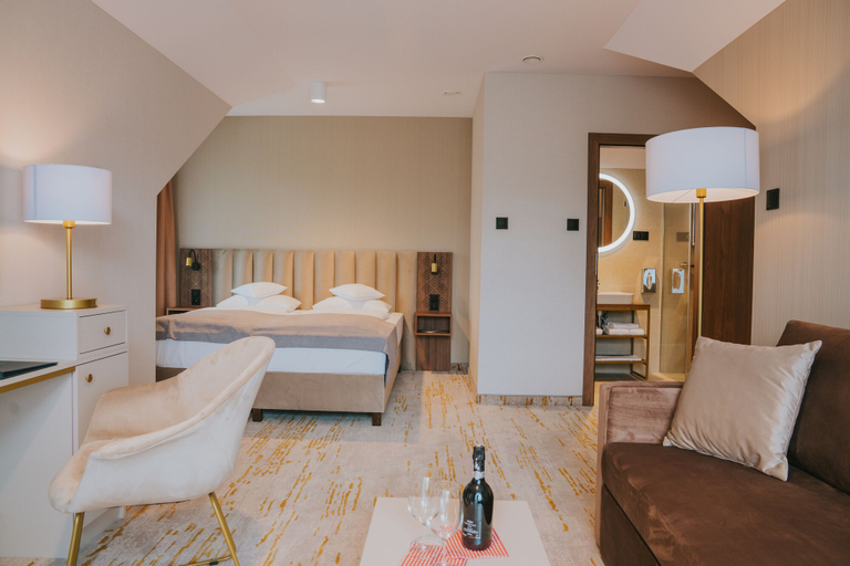 Bedroom 3, Five Seasons Two, Jelenia Góra
