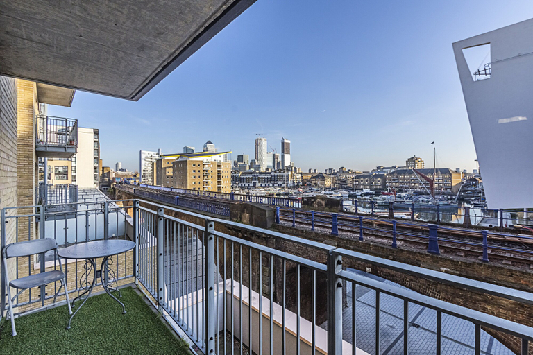 Others 5, Splendid 3 Bedroom Apartment Marina View, London