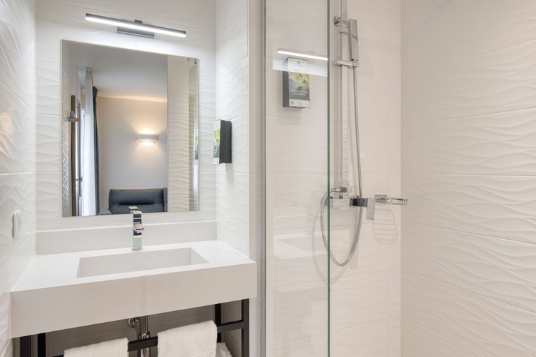 Bathroom 4, Sure Hotel by Best Western Les Portes de Montauban, Tarn-et-Garonne