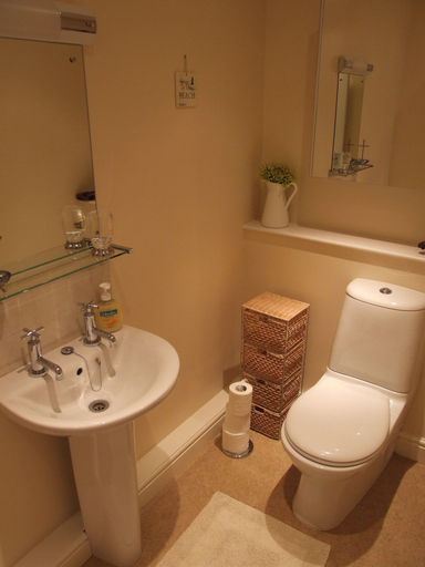 Bathroom 4, Harbourside Apartment, Cornwall