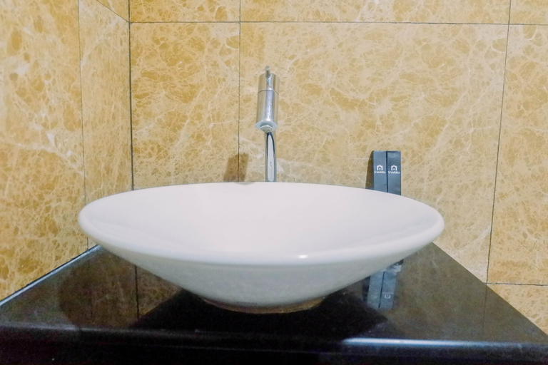 Bathroom 2, Lavish 2BR Apartment at Grand Sungkono Lagoon, Surabaya