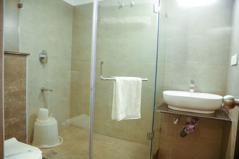Bathroom 3, Golden Parrk, Viluppuram