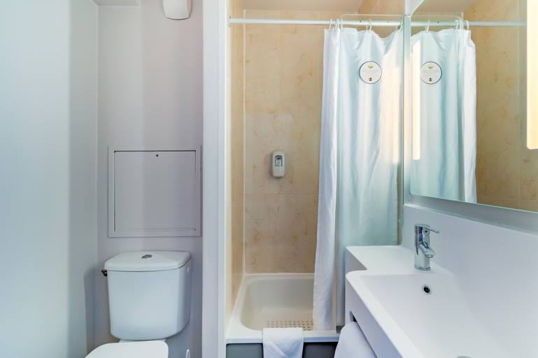 Bathroom 3, B&B HOTEL Marseille La Valentine, Bouches-du-Rhône
