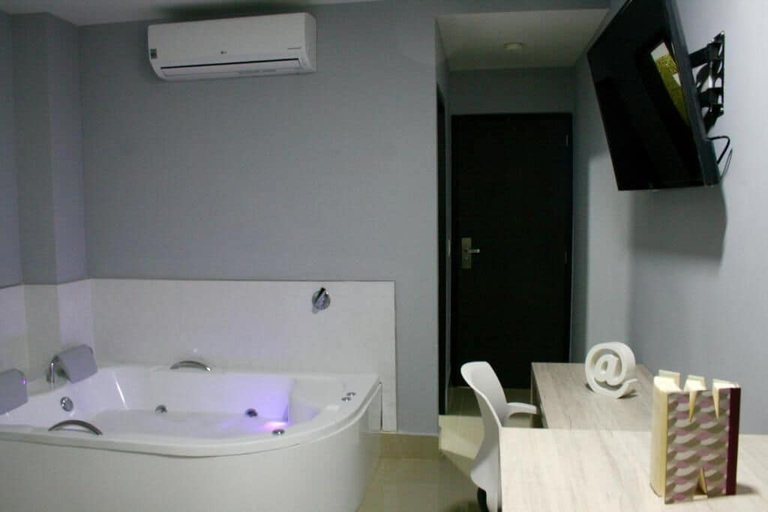 Bathroom 4, Lleras Express, Medellín