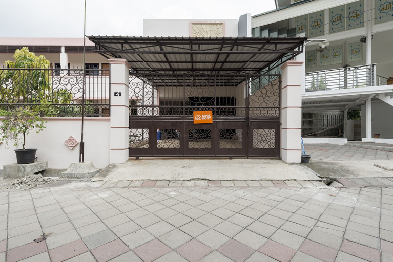 Exterior & Views 2, Nilskost Syariah RedPartner near UPN Surabaya, Surabaya