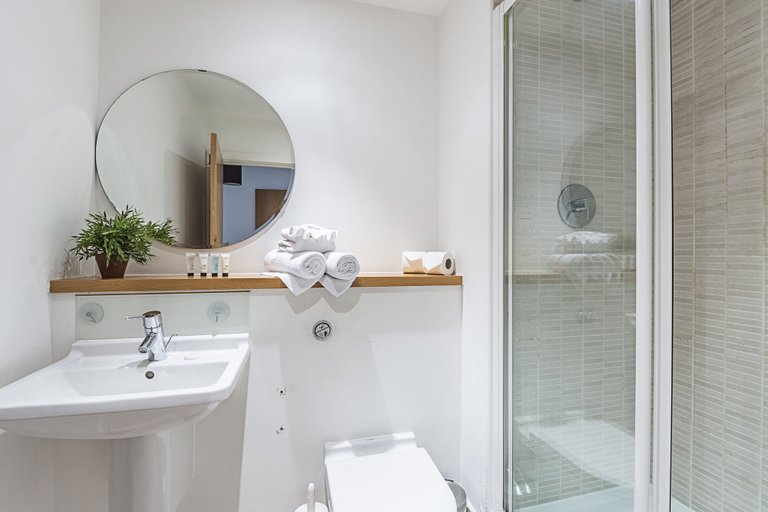 Bathroom 3, Splendid 3 Bedroom Apartment Marina View, London