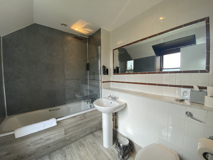Bathroom 3, No 6 West Coates, Edinburgh