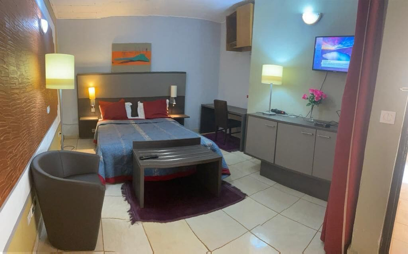Others 3, Complexe hotelier Marie Louise, Menoua