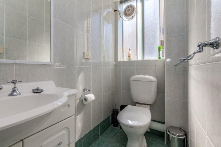 Bathroom 5, 4 Portofino, Port Stephens