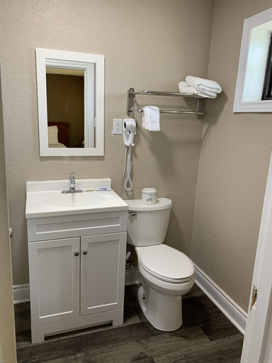 Bathroom 3, Champlain Motor Inn, Renfrew
