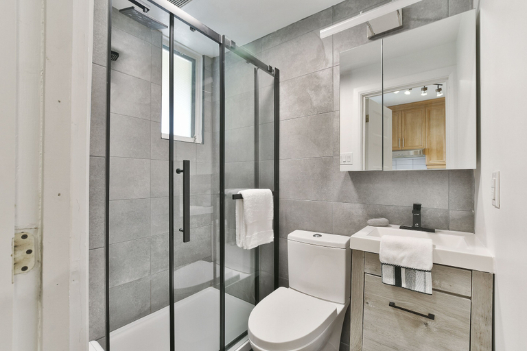 Bathroom 4, Lovely 1BR - 5mins from Laurier Metro, Montréal