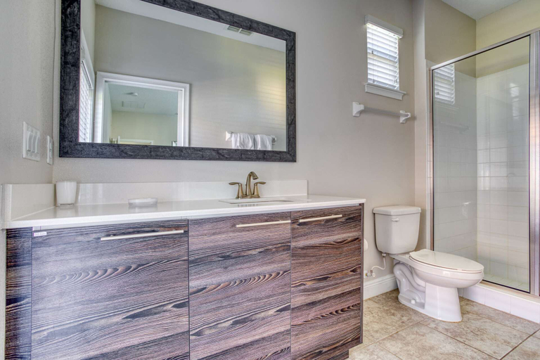 Bathroom 4, 172 Balmoral, Polk