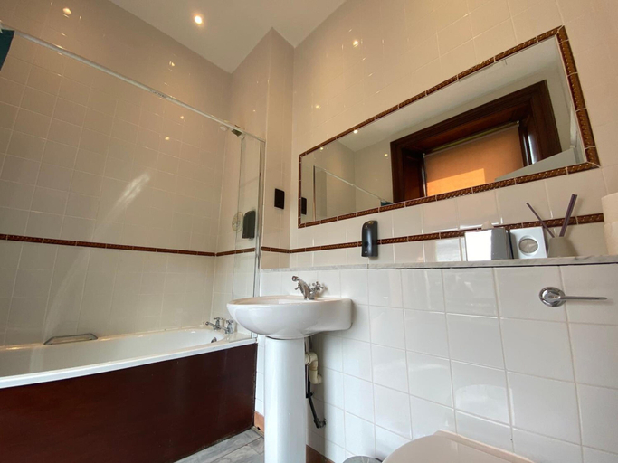 Bathroom 3, No 6 West Coates, Edinburgh