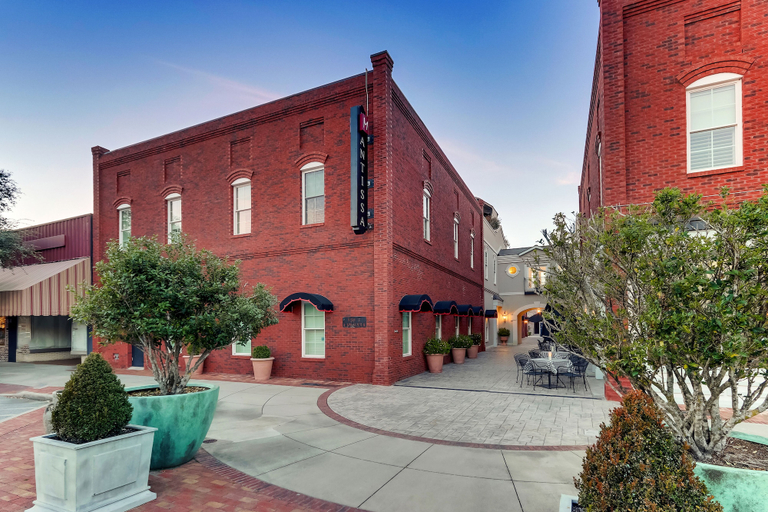 Exterior & Views