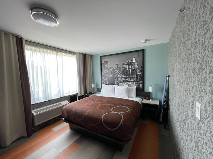 Bedroom 3, Super 8 by Wyndham Brooklyn Williamsburg, New York