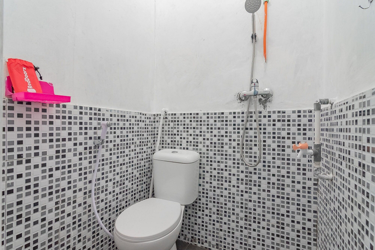 Bathroom, RedDoorz Syariah @ Lafa Park Adventure, Cikarang