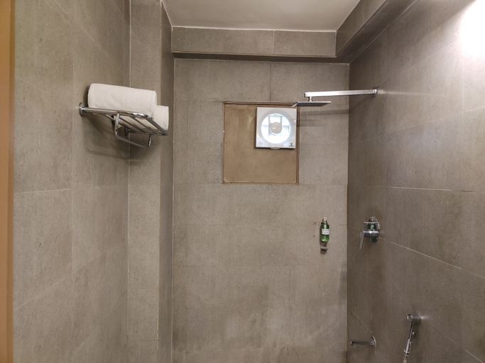 Bathroom 5, Kanak Beacon Hotel, Ahmadabad