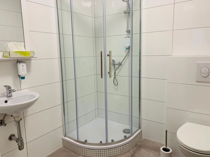 Bathroom 3, Checkinn Hotel, Lippe