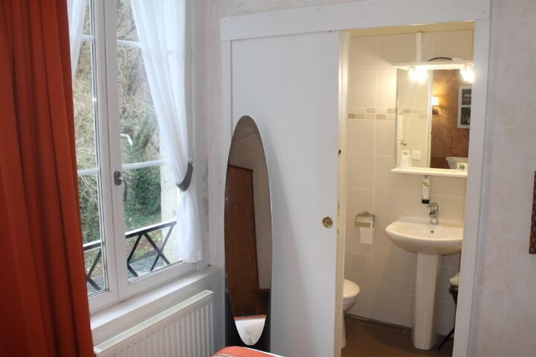 Bathroom 4, Logis Hotel Beaudon, Oise