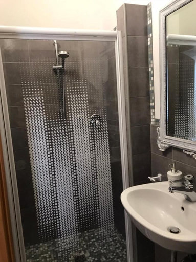 Bathroom 5, Giulietta e Romeo, Verona
