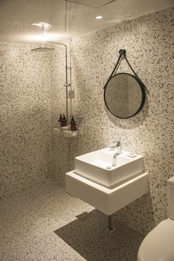 Bathroom 3, Gray 195, Gimhae