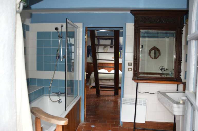Bathroom 5, La Grange de Coatelan, Finistère