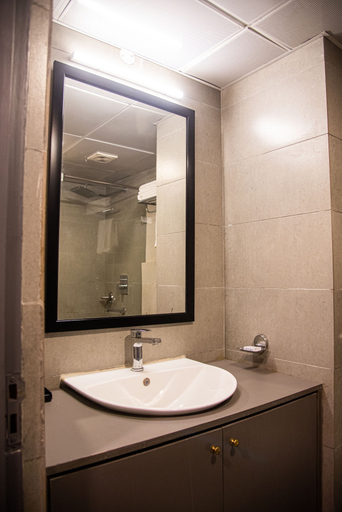 Bathroom 4, Golden Parkk, Kolkata