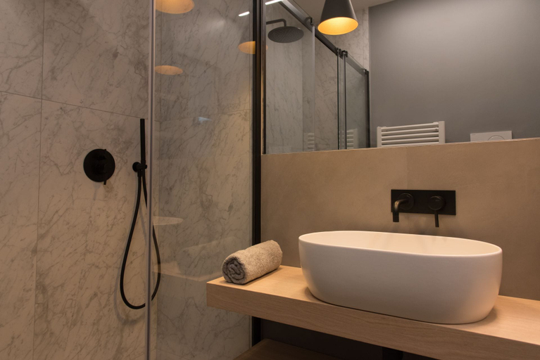 Bathroom 5, Domus Alberico, Rome