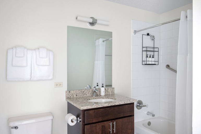 Bathroom 4, Kasa Magnificent Mile Chicago, Cook