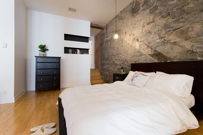 Bedroom 3, Style & Fun in Old Montreal, Montréal