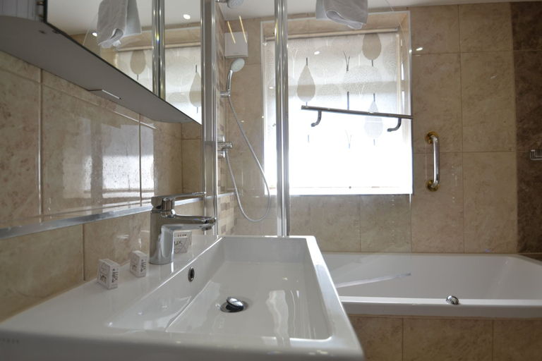 Bathroom 2, Hyde Park Suites - Apartments, London