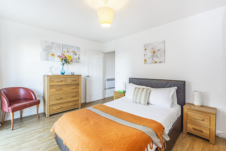 Bedroom 2, Splendid 3 Bedroom Apartment Marina View, London