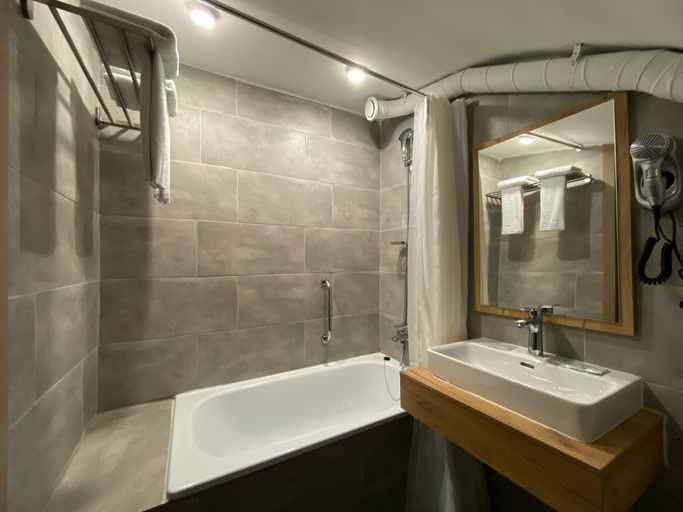 Bathroom 4, Gesten Hotel, Central