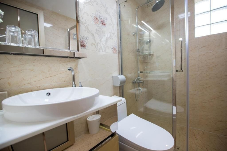 Bathroom 3, Residence Lodge, Saipan