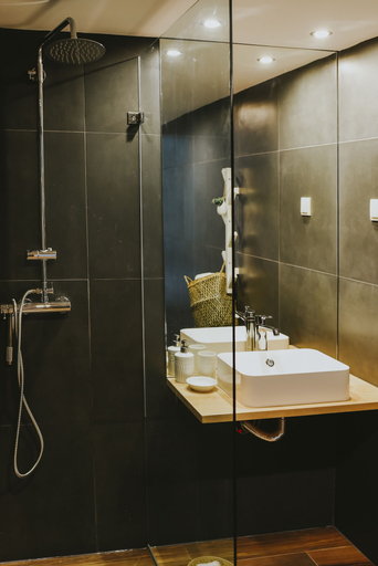 Bathroom 3, Lugar nas Estrelas, Covilhã