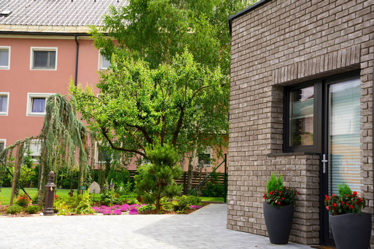 Exterior & Views 29