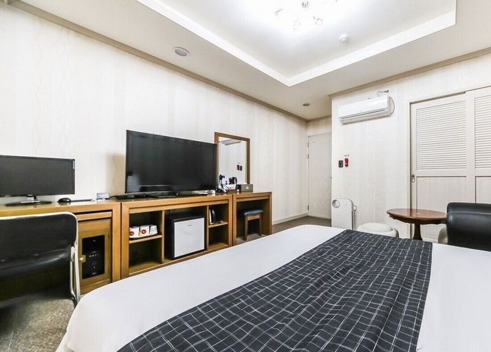 Bedroom 3, Modern Business Hotel, Gumi