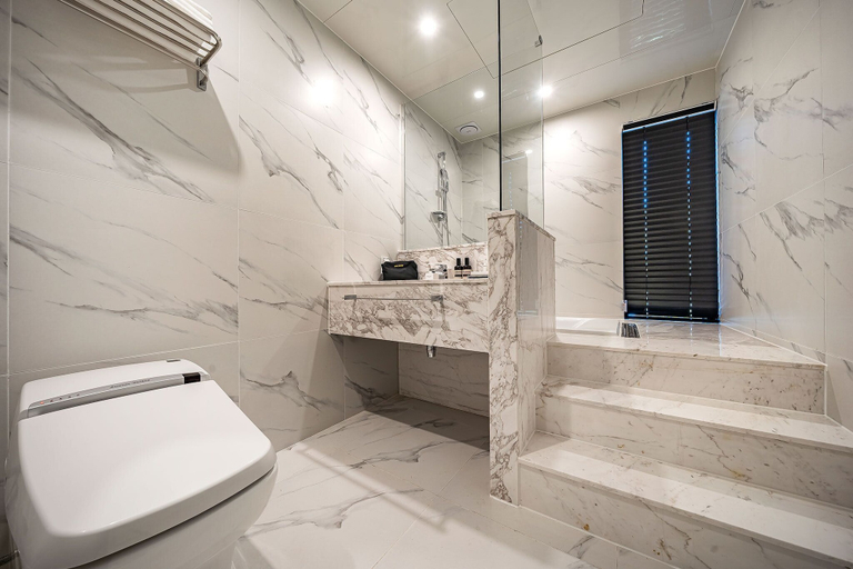 Bathroom 4, Brown-dot Hotel Signature, Buk
