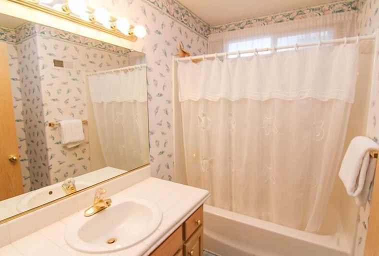 Bathroom 4, A Beach View, Lincoln