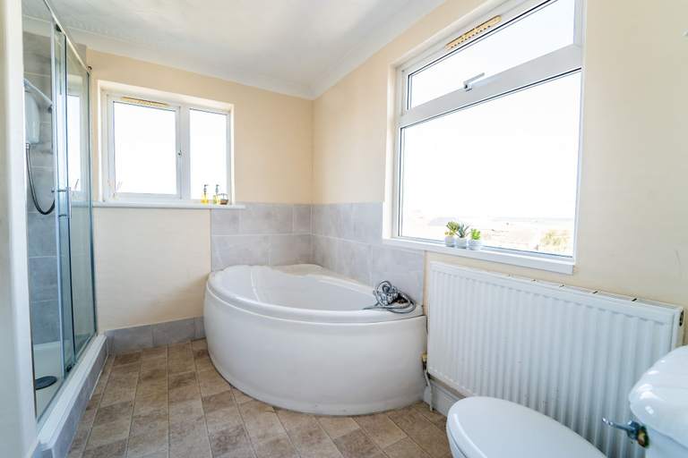Bathroom 3, Sea View Penthouse, Norfolk