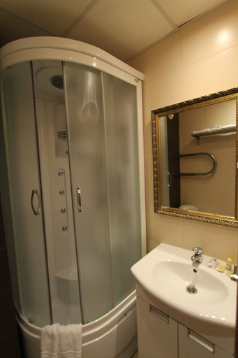 Bathroom 5, Hotel Kristall, Western