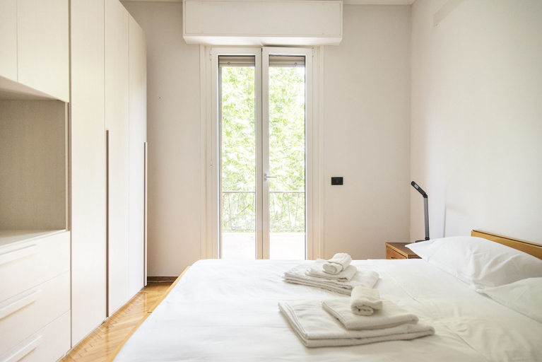 Room 4, 2 Bedrooms Flat near Bocconi, Iulm, Navigli, Milano